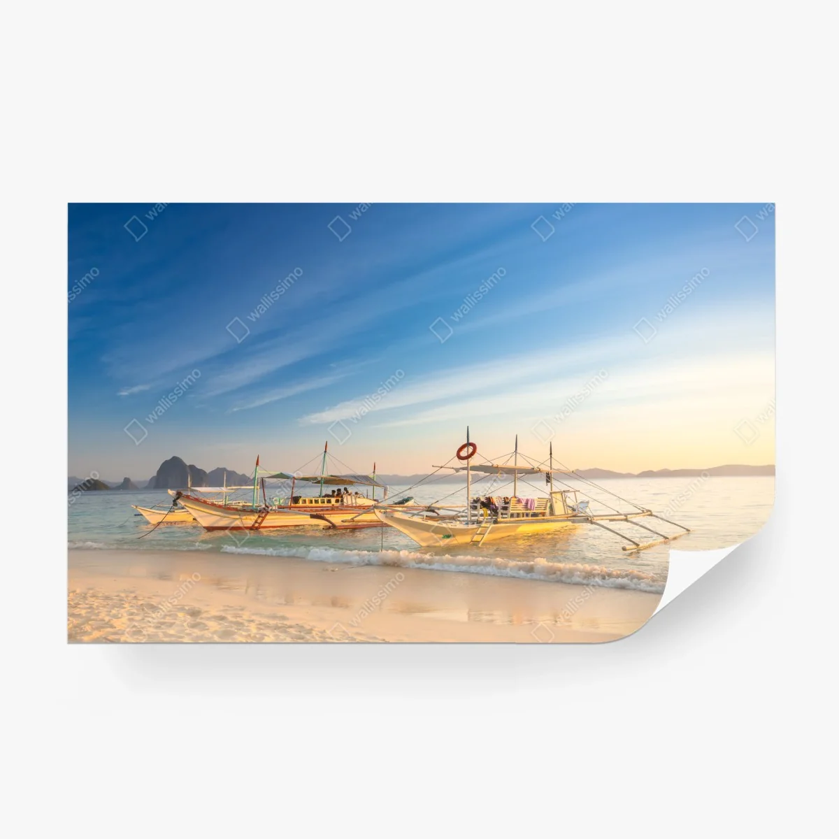 Fotomural amanecer sereno en la playa con lanchas tradicionales – Pixers®