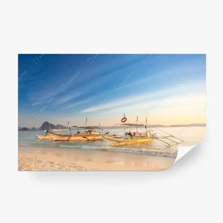 Fotomural amanecer sereno en la playa con lanchas tradicionales – Pixers®