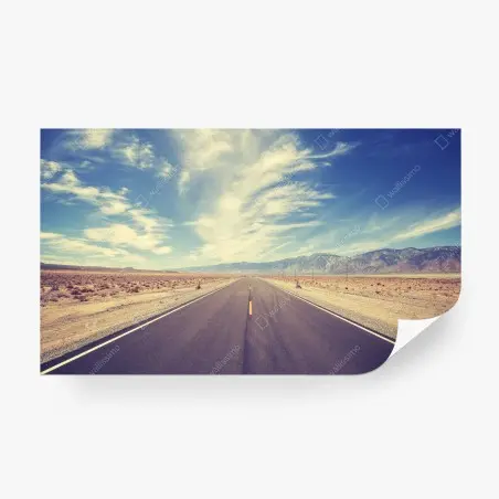 Fotomural carretera desértica vintage hacia las montañas, Estados Unidos – Pixers®