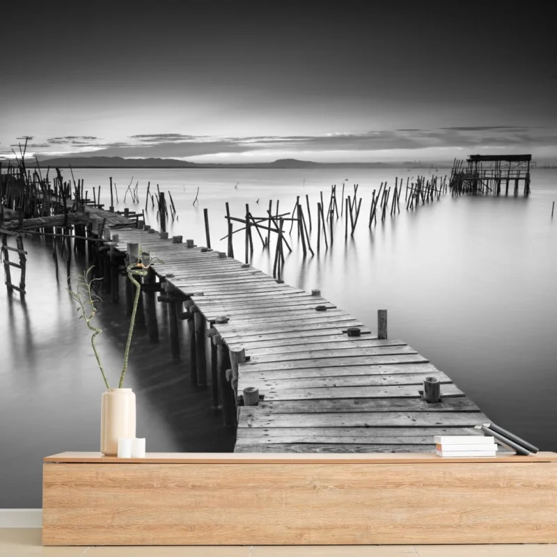 Fotomural muelle antiguo sobre aguas serenas en blanco y negro