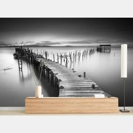 Fotomural muelle antiguo sobre aguas serenas en blanco y negro – Pixers®