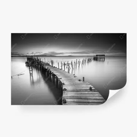 Fotomural muelle antiguo sobre aguas serenas en blanco y negro – Pixers®