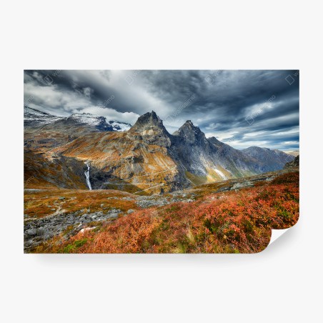 Fotomural paisaje otoñal entre picos escarpados – Pixers®