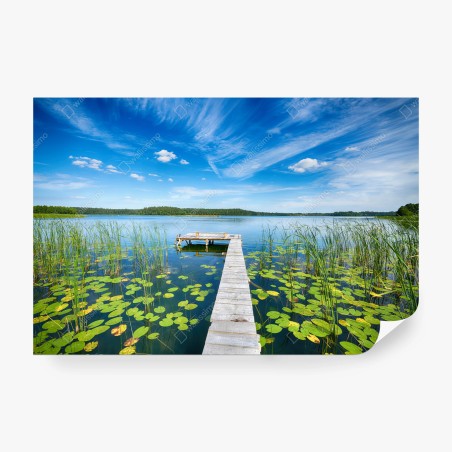 Fotomural pasarela tranquila sobre el lago de Masuria – Pixers®