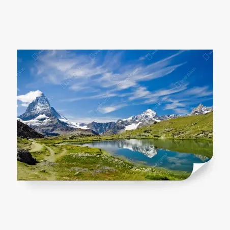 Fotomural paisaje alpino con lago sereno y cima nevada – Pixers®