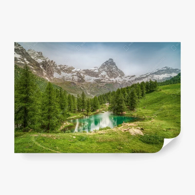Fotomural sereno lago azul en Cervinia, paisaje alpino