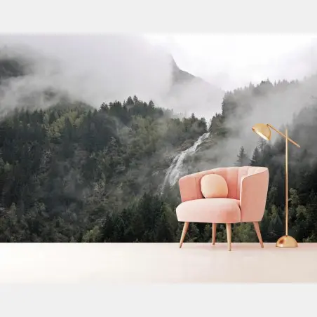Fotomural cascada entre niebla en el bosque montañoso – Pixers®