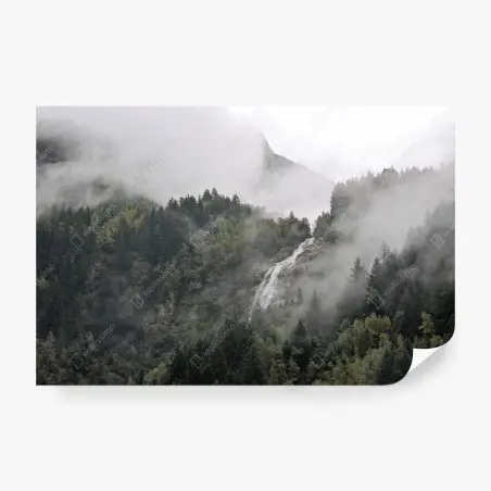 Fotomural cascada entre niebla en el bosque montañoso – Pixers®
