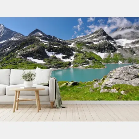 Fotomural lago alpino turquesa entre montañas y praderas – Pixers®