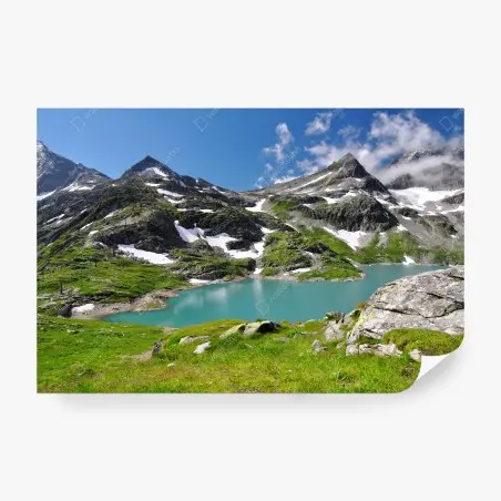 Fotomural lago alpino turquesa entre montañas y praderas – Pixers®