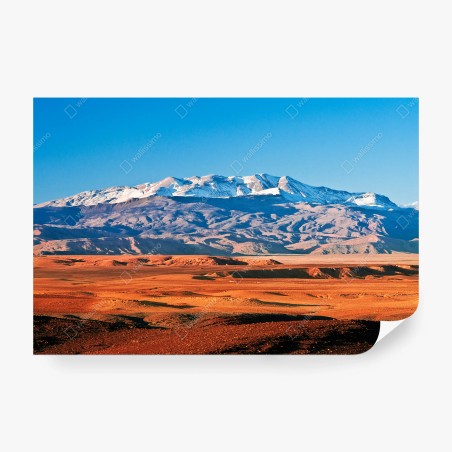 Fotomural panorama de montaña nevada sobre llanura rojiza – Pixers®