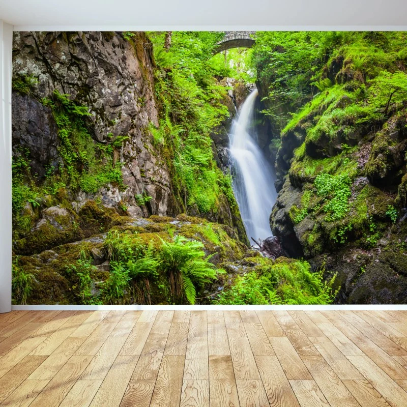 Fotomural cascada escondida bajo el puente de piedra