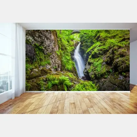 Fotomural cascada escondida bajo el puente de piedra – Pixers®