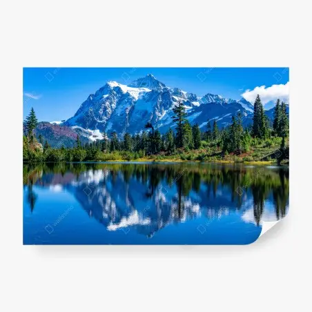 Fotomural reflejo de montaña nevada en lago sereno – Pixers®