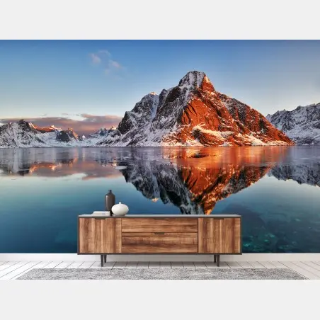 Fotomural amanecer cálido sobre las montañas de Lofoten, Noruega – Pixers®