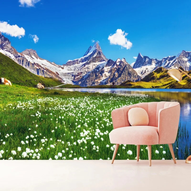 Fotomural paisaje alpino con pradera y lago cristalino