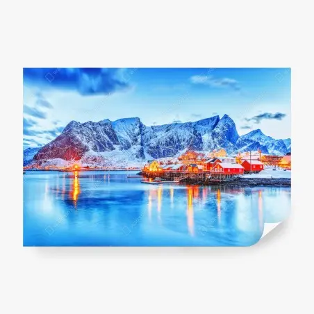 Fotomural pueblo costero ártico bajo montañas nevadas – Pixers®