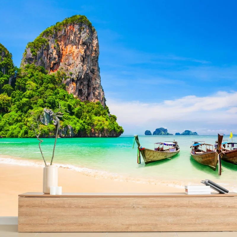 Fotomural playa tropical en Tailandia con acantilado y barcos tradicionales