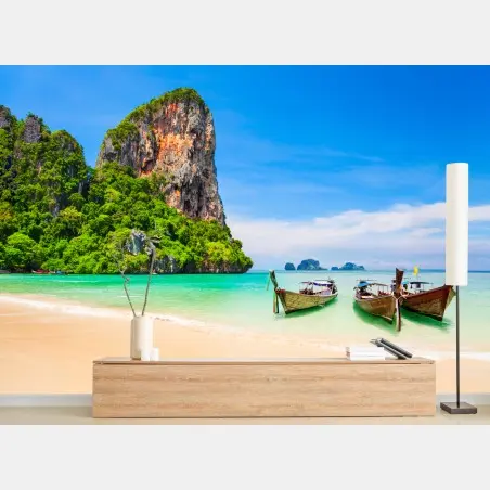 Fotomural playa tropical en Tailandia con acantilado y barcos tradicionales – Pixers®