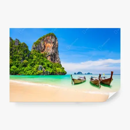 Fotomural playa tropical en Tailandia con acantilado y barcos tradicionales – Pixers®