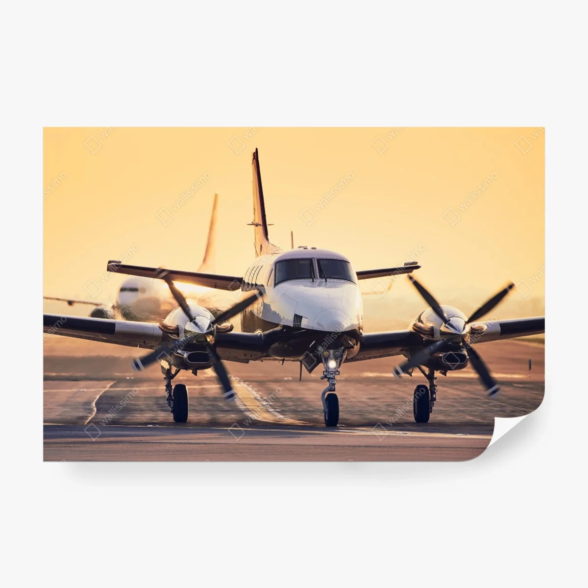 Fotomural bimotor en pista al atardecer – Pixers® Fotomural bimotor en pista al atardecer – Pixers®