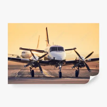 Fotomural bimotor en pista al atardecer – Pixers®