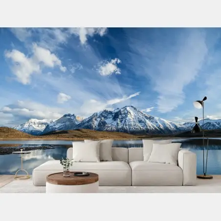 Fotomural panorama montañoso nevado con reflejo en el lago – Pixers®