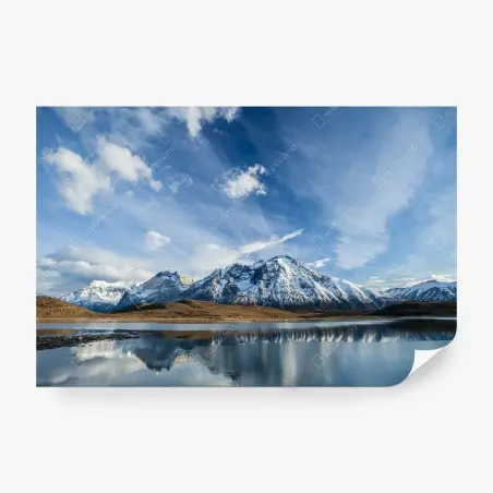 Fotomural panorama montañoso nevado con reflejo en el lago – Pixers®