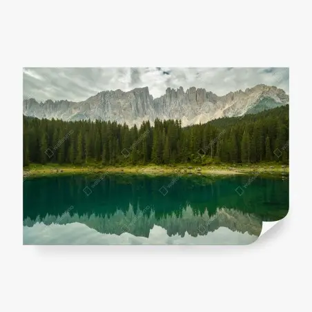 Fotomural reflejo sereno de las Dolomitas en Lago di Carezza – Pixers®