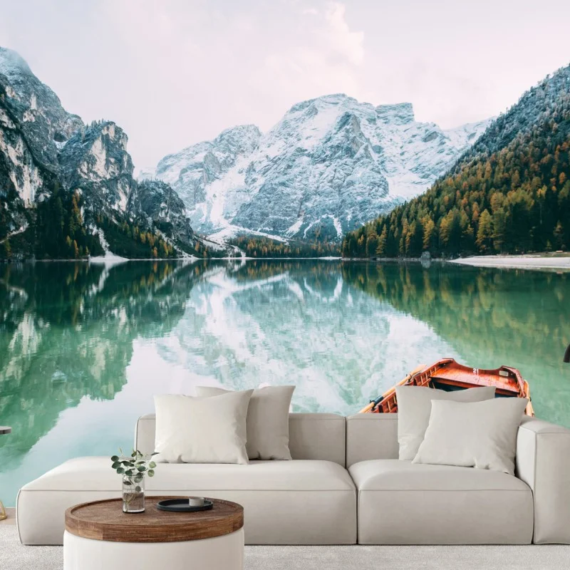 Fotomural reflejos serenos en el lago de Braies, Dolomitas