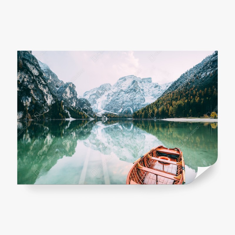 Fotomural reflejos serenos en el lago de Braies, Dolomitas