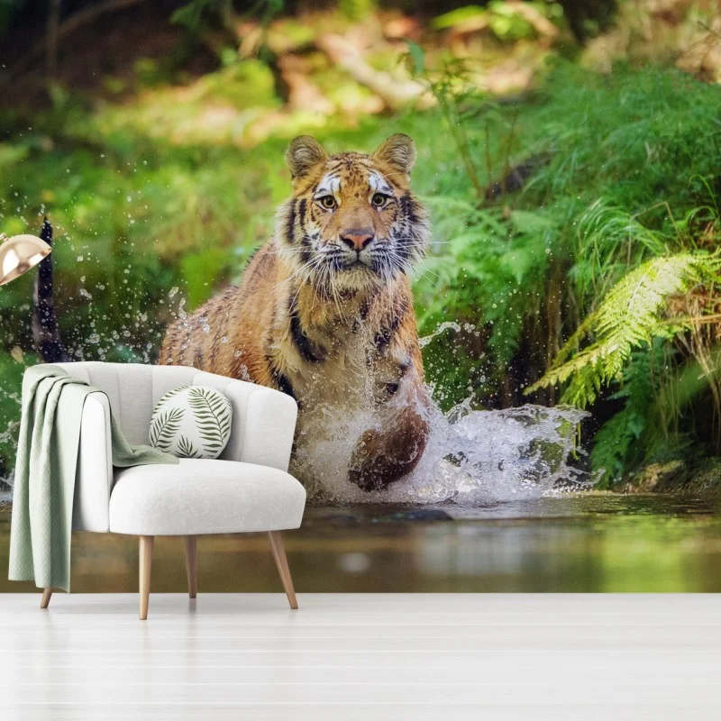 Fotomural tigre en movimiento entre agua y bosque