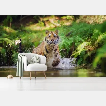 Fotomural tigre en movimiento entre agua y bosque – Pixers®