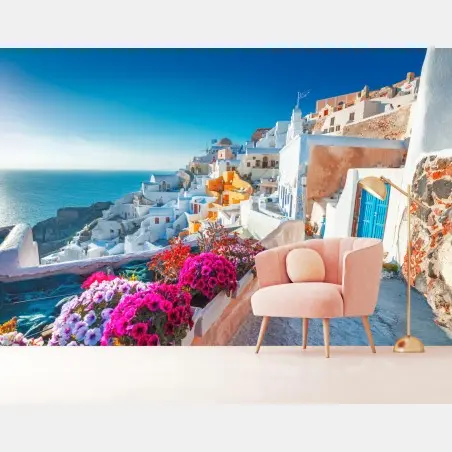 Fotomural paisaje costero de Santorini con casas blancas y flores – Pixers®