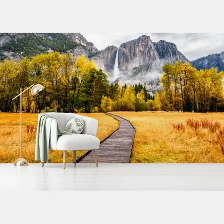 Fotomural sendero hacia la cascada entre praderas otoñales – Pixers®