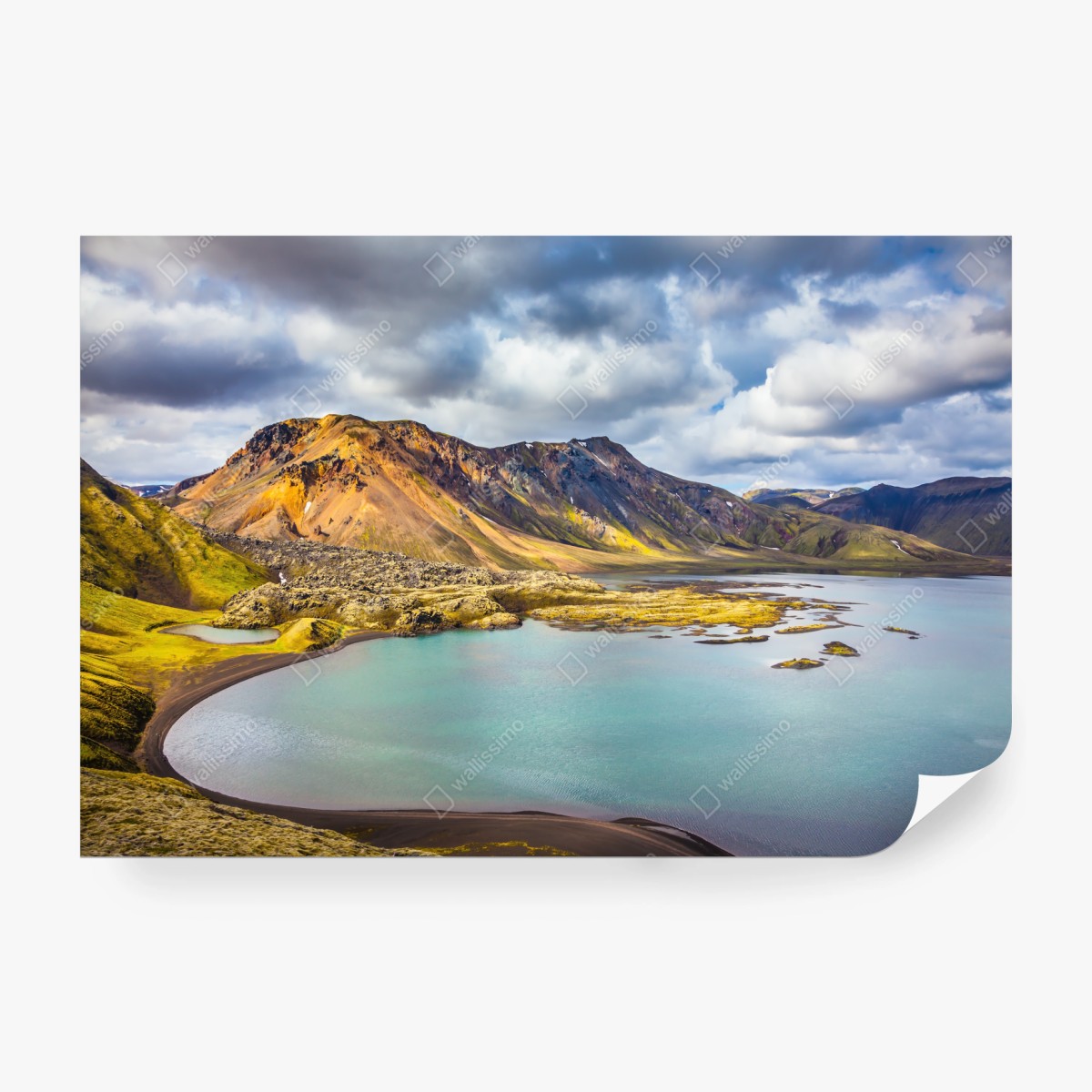 Fotomural paisaje de verano en Islandia: lago azul sobre tundra amarilla – Pixers®