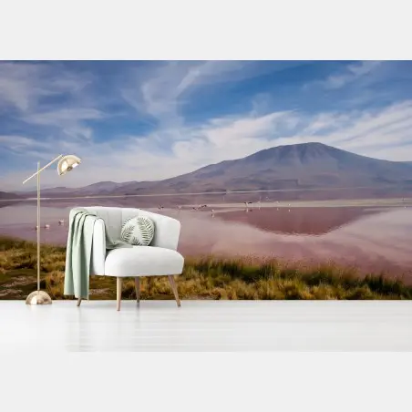 Fotomural laguna rosa con flamencos y reflejo de montaña – Pixers®