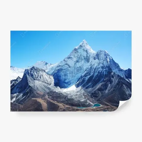 Fotomural majestuosa montaña nevada con lago alpino – Pixers®