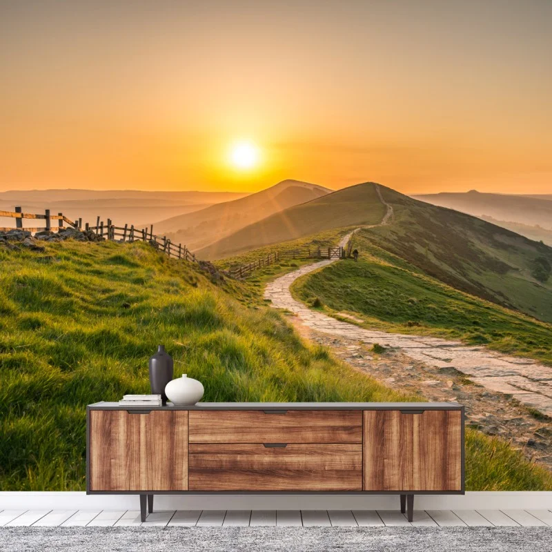 Fotomural sendero dorado entre colinas al amanecer