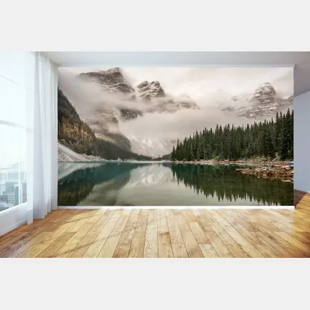 Fotomural lago alpino entre montañas y niebla – Pixers®