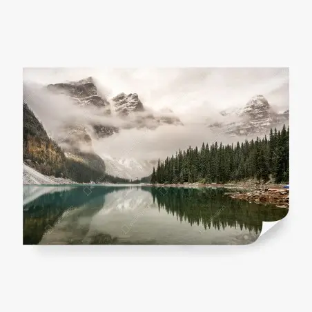Fotomural lago alpino entre montañas y niebla – Pixers®