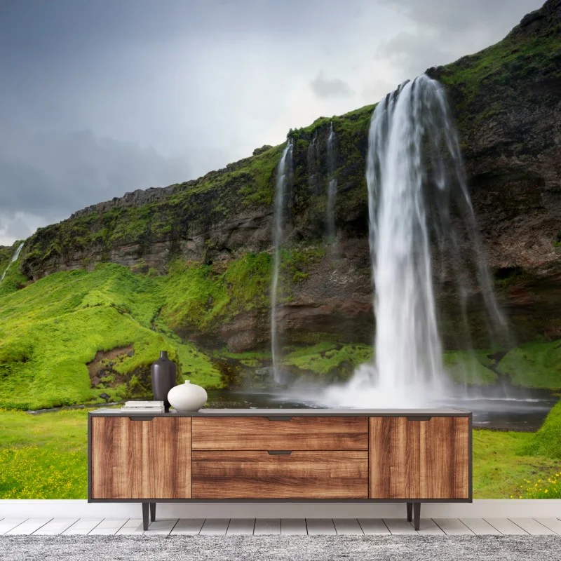 Fotomural Seljalandsfoss bajo cielo dramático