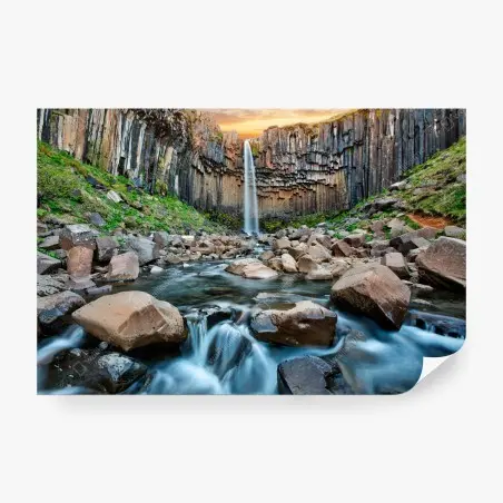 Fotomural cascada entre columnas de basalto al atardecer – Pixers®