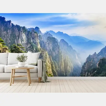 Fotomural paisaje de picos montañosos en niebla – Pixers®