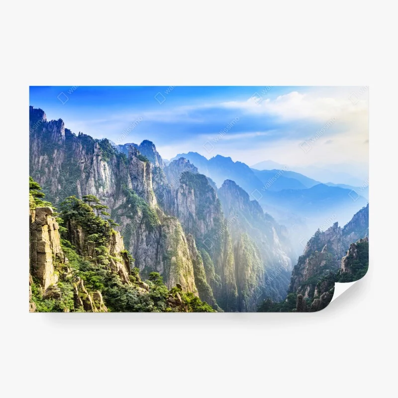 Fotomural paisaje de picos montañosos en niebla