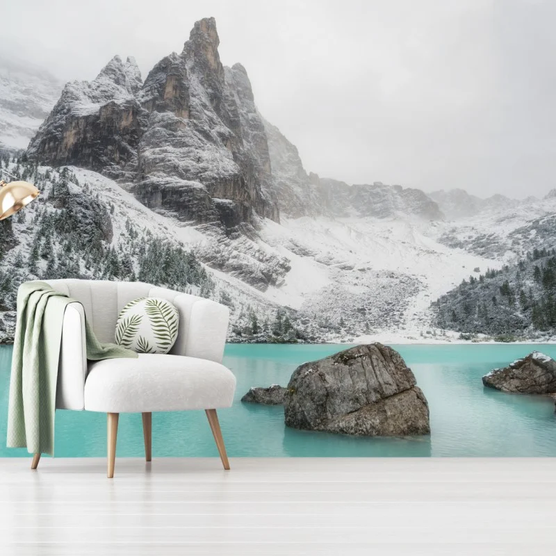 Fotomural lago alpino turquesa entre montañas nevadas