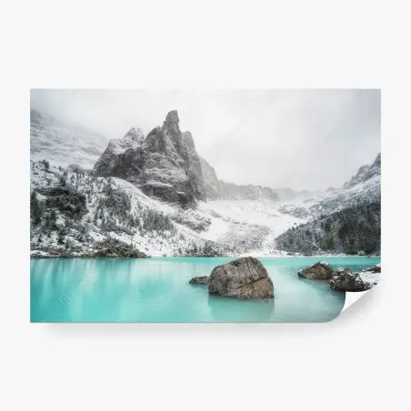 Fotomural lago alpino turquesa entre montañas nevadas – Pixers®