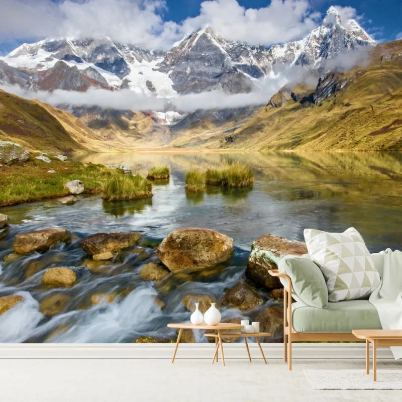 Fotomural lago de montaña con cumbres nevadas y reflejos
