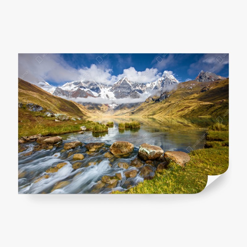 Fotomural lago de montaña con cumbres nevadas y reflejos