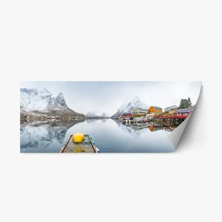 Pegatina reposicionable paisaje nórdico con muelle y cabañas reflejadas – Pixers®